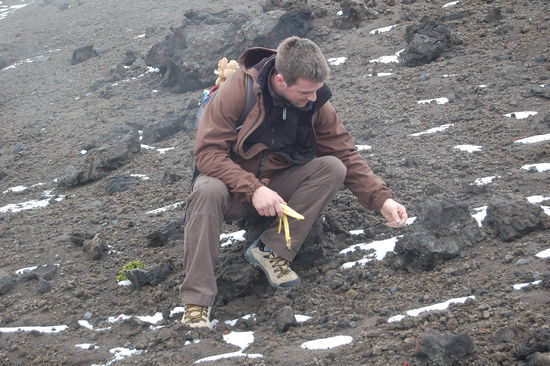 Auf dem 300m Weg. Stefan leicht geschafft. Unser Guide Marco, versorgte uns mit Bananen und Schokolade, damit wir durchhalten.