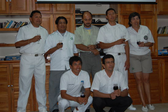 Unsere Crew: 
von links stehend: unser Kapitaen, der Koch, der Maschinenmann, der Bootsmann und unser Guide Maria
von unten links: Bootsmann und unser "Kellner" und eigentlich haben alle alles gemacht.