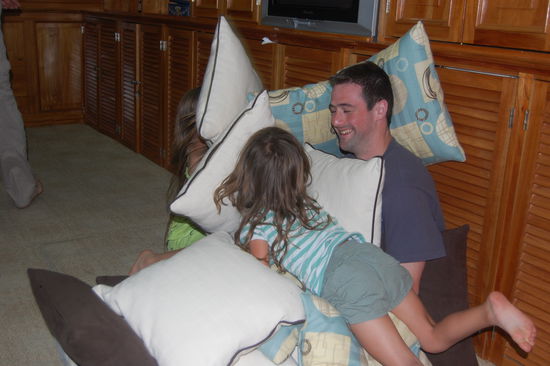 Abends toben Julia und Amanda...