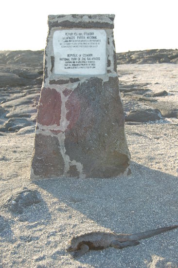 Denkmal, dass Galapagos Nationalpark ist und man respektvoll mit den Tieren umgehen soll, da man sich sonst strafbar macht.