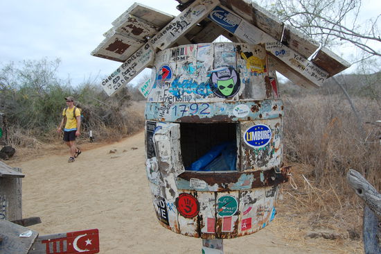 Man legt dort seine Post hinein und hofft, dass jemand vorbeikommt, der an den Ort faehrt, wo die Post hin muss. Im Gegenzug dazu, muss man natuerlich auch Post mitnehmen, wenn diese aus seinem Heimatland kommt. Wir haben eine neuseelaendische Postkarte mitgenommen und werden diese dann in Neuseeland abschicken. Deutschland dauert noch so lange.
