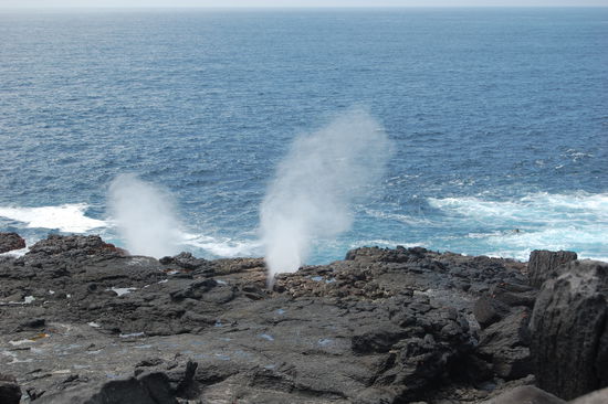 Blowhole (wenn eine Welle kommt, spritzt das Wasser in einer Fontaene aus den Felsen)