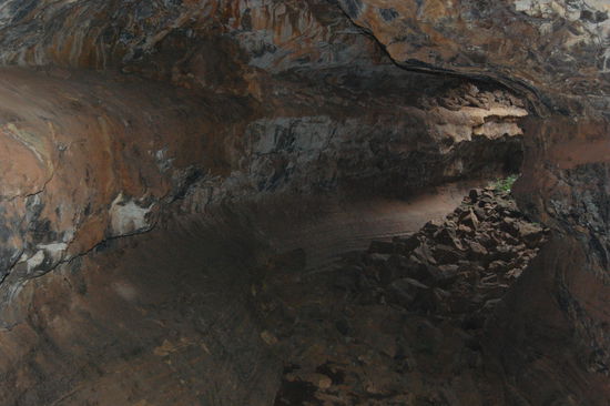 Ein Lawatunnel:
Dieser ensteht durch Abkuehlung der aeusseren Lavahaut, waehrend sich gluehende Masse innen weiter voranwaelzt.