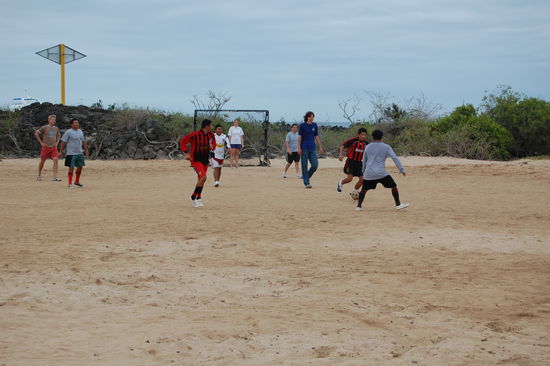 Unsere Jungs spielen mit der Crew vom Schiff Fussball. Stefan spielte barfuss, weil er zu faul war, mit den anderen zurueck zum Schiff zu fahren um feste Schuhe zu holen. Er hatte danach insgesamt 4 Blutblasen an beiden Fusssohlen. Wer nicht hoeren will muss eben leiden, nicht wahr
Ist jetzt aber schon wieder gut, sieht nur  noch bissi ekelig aus. Zum Glueck sieht man des net.