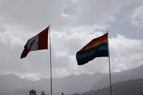 Links die peruanische Flagge, rechts eine Flagge die den Regebogen darstellt, welcher den Inkas heilig war.(nicht zu verwechseln mit dem internationalen Schwulenbanner)