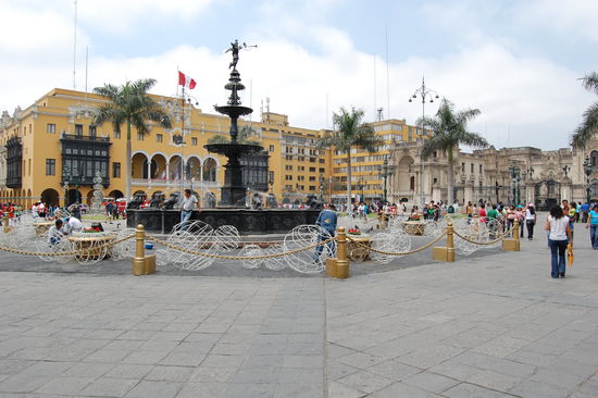 Plaza de Armas und der Bronzebrunnen