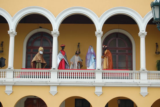 Ueberall ist es hier schon weihnachtlich, was auf uns eher komisch wirkt, bei um die 20-25 Grad.