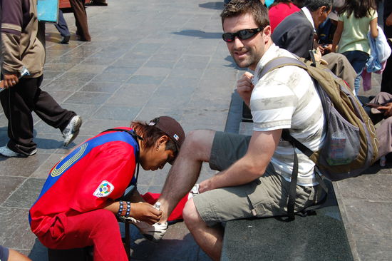 Hier haben wir uns mal die Schuhe putzen lassen und sind gleich uebers Ohr gehauen worden. Stefan hatte das Geld (5 Soles ca. 1 Euro) nicht passend und hat dem Kerl 20 Soles(ca. 5 Euro) gegeben, der blitzschnell damit weg war. Sowas kann halt auch passieren, zum Glueck waren es ja nur 5 Euro...