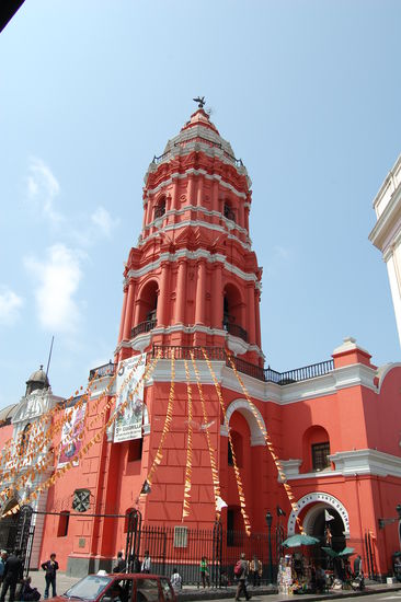 Eine farbenfrohe Kirche