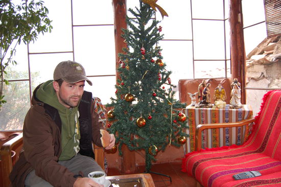 Morgens um 6 Uhr im Hostel beim Fruehstueck, bevor es mit dem Zug nach Machu Picchu geht. Auch hier weihnachtet es sehr.