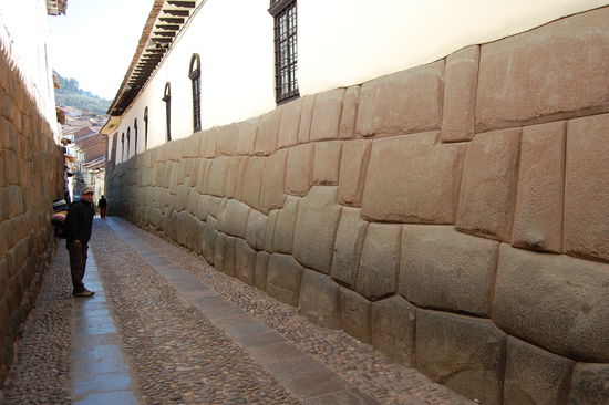 Die Strasse namens Hatunrumiyoc, welche nach dem zwoelfeckigen Stein benannt ist, welchen man in dieser Mauer findet. Er war einst Teil des Palastes des sechsten Inka, Roca.