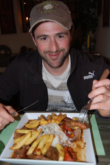 Stefan isst das erste mal Alpaca-Gulasch (eine Art Lama). Es hat sehr lecker geschmeckt so zwischen Schweine- und Rinderfleisch.