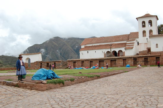 Die Kolonialkirche und auf dem Platz davor ist normal ein Markt.
