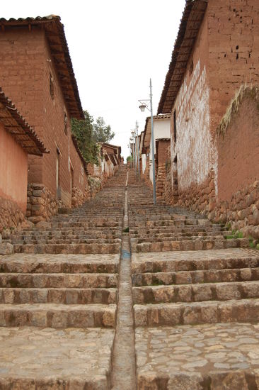 Eine Gasse mit Wasserablaufrinne.