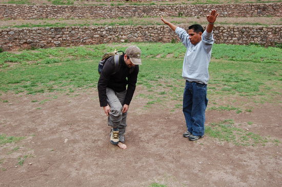 ...erzaehlte uns zumindest unser Taxifahrer und so musste Stefan und danach auch ich sogar unsere Schuhe ausziehen, um die ganze Inkaenergie in uns aufzunehmen.