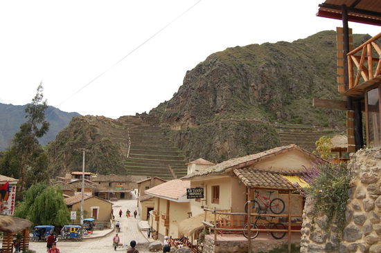 Der Ort und im Hintergrund die Festung.