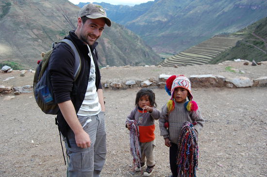 Stefan mit den kleinen Dreckspatzen, die uns irgendwelche Baender verkaufen wollten.