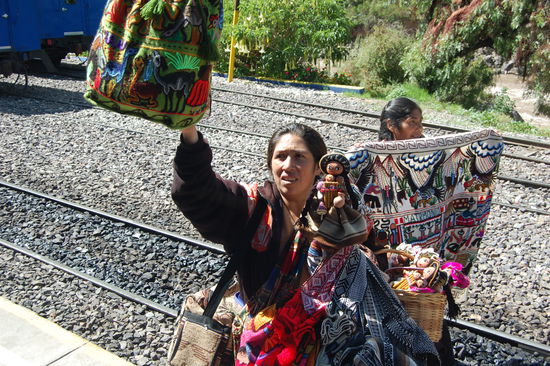 Als der Zug in Ollantaytambo haelt, laufen rasch einige Frauen zum Zug, deren Waren man durchs Fenster kaufen kann. Egal ob Textilien, Essen oder Trinken, man hat die Auswahl.