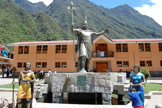 Die Plaza de Armas von Aguas Calientes und im Hintergrund die Schule.