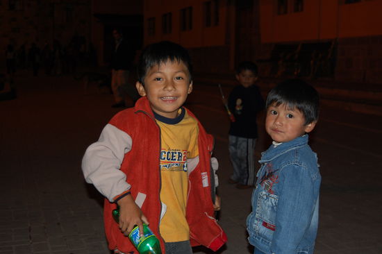 Diese Zwei fanden es ganz toll von uns fotografiert zu werden und sich dann in der Kamera zu sehen und mir ihren Dreckfingern darauf rumzuschmieren