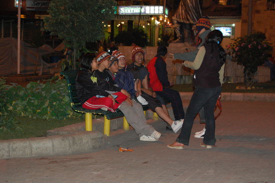 Und diese jugendlichen haben auf dem Plaza de Armas ein kleines Weihnachtsstaendchen gesungen.