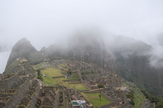 Endlich Machu Picchu.
Leider hatten wir nicht das Glueck, einen schoenen Sonnenaufgang zu sehen, doch die Nebelschwaden die immer wieder auf und abzogen verliehen eine mystische Stimmung.