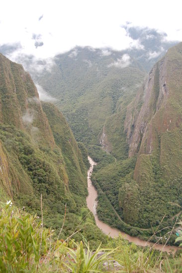 Der Rio Urubamba schlaengelt sich durch die enge Schluchten.