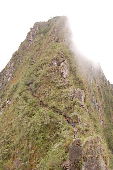 Da gehts rauf, man sieht auch schon ein paar Leute.