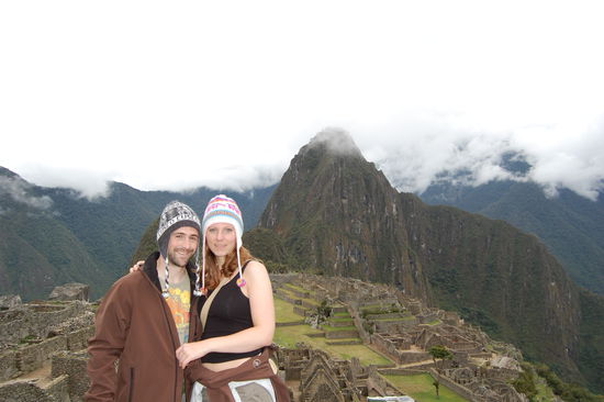 Wir, Machu Picchu und im Hintergrund der Waynapicchu.