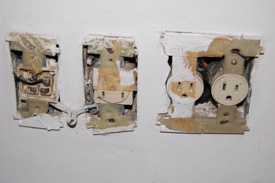 Hier zum Beispiel die Steckdosen in unserem Zimmer, aber sie funktionieren.