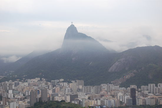 Der erste Blick auf den Corcovado, zum Teil in Wolken gehuellt.