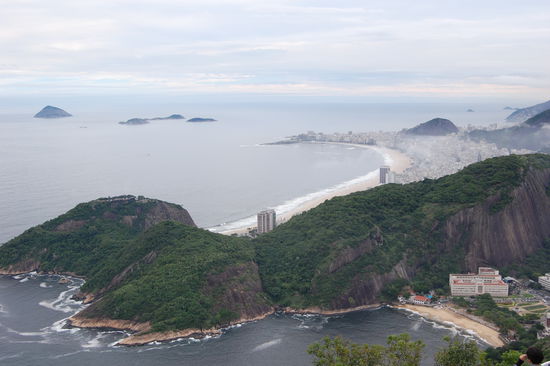 Blick auf die Copacabana und unten rechts im Bild Praia Vermelha