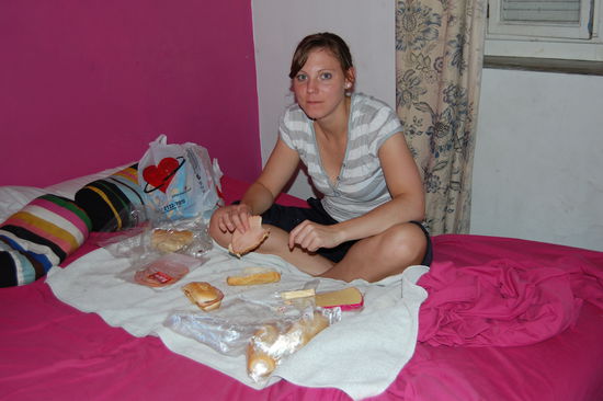 So kann Abendessen auch mal aussehen: ein Bett, ein Handtuch als Tischdecke, Broetchen, Wurst und Kaese. Und hier gibt es sogar frische arme Ritter mit Zimt und Zucker im Supermarkt, hmmm lecker.