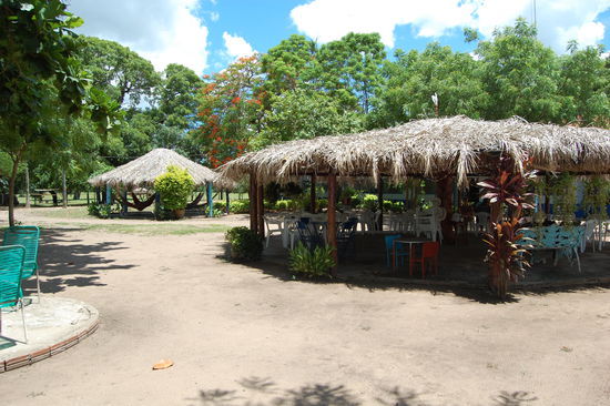 Die Posada Santa Clara: rechts Sitzgelegenheiten und hinten im Bild, die Haengematten.