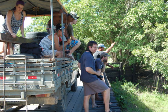 Der Pick Up haelt auf einer der Bruecken, weil darunter immer Wasserloecher sind, an denen sich die Kaimane tummeln.