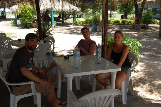 Warten auf den Pick Up, der uns wieder zurueck faehrt. Stefan, Maren und Annika.