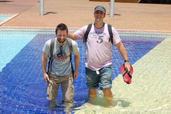Am Ausgang liefen Stefan und Stephan erstmal durchs warme Nass und Stephan hielt Stefan fest, damit er nicht ausrutscht