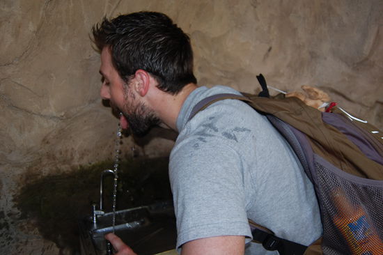 Kurze Pause an einer Trinksaeule, was sehr lustig sein kann...