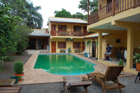 Das Hostel Peter Pan: der Pool, hinten links die offenen Kueche und rechts Schlafraeume und Haengestuehle zum relaxen.