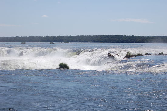 Hier stuerzt das Wasser in die Tiefe.