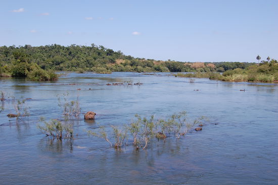 Und so firedlich sehen die Wassermassen aus, bevor sie in die Tiefe stuerzen.