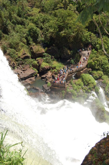 Hier sieht man sehr schoen, wie nah man an die Wasserfaelle kommt.