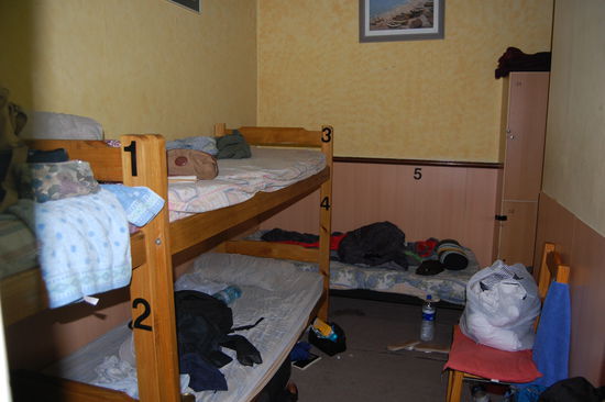 Das ist das Zimmer. Und ich muss immer wieder betonen, dass die Zimmer auf den Fotos irgendwie immer um einiges besser aussehen, als sie es wirklich sind!!!