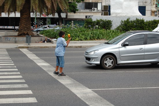 Auf den Strassen sieht man oft grosse und auch kleine Kuenstler. Wenn die Ampel rot wird, springen sie auf die Strassen und fuehren ihre Kunststueckchen vor und gehen dann mit Hut zwischen den Autos entlang um einen kleinen Lohn fuer ihre Unterhaltung zu bekommen.