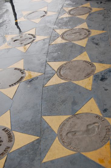 Und auch hier sind die Fuss- oder Handabdruecke der Spieler verewigt.