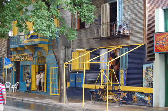 Hier ein Haus direkt gegenueber des Stadions, natuerlich in Vereinsfarben.