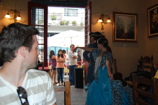 Beim Mittagessen bekamen wir unsere ersten Tangotaenzer zu sehen.