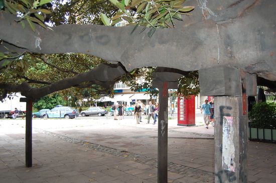 ...welche hier gestuetzt werden muessen, da die Aeste sonst bereits auf der Erde liegen wuerden.