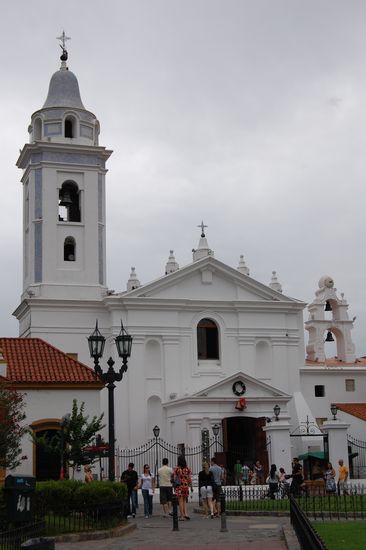 Die Iglesia de Nuestra Señora de Pilar, direkt neben dem Friedhof von Recoleta.