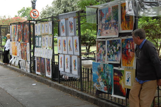 Hier gibt es viele Kuenstler.